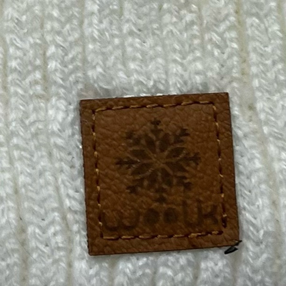 Woolk | Lined Ribbed Double Pom-Pom Tuque - Picture 4 of 6